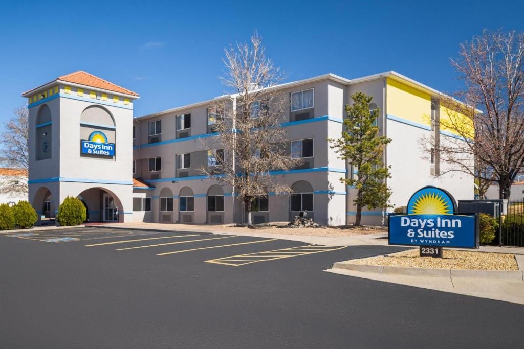 Days Inn & Suites by Wyndham Airport Albuquerque — 1