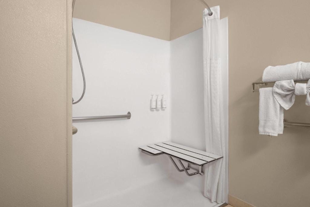 Days Inn & Suites by Wyndham Airport Albuquerque — 3