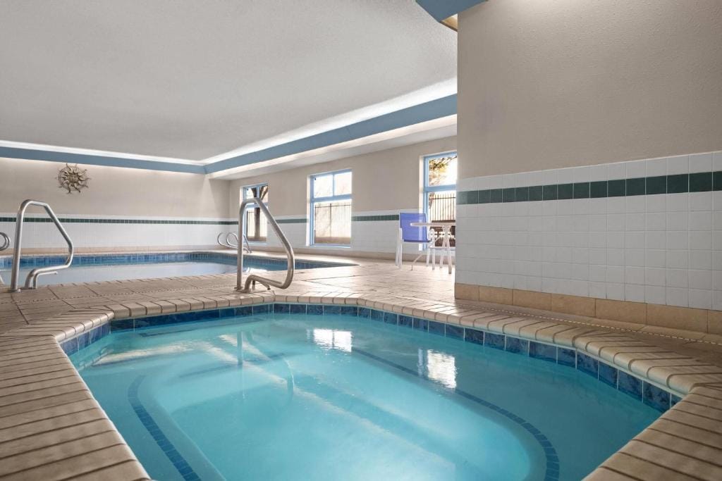Days Inn & Suites by Wyndham Airport Albuquerque — 4