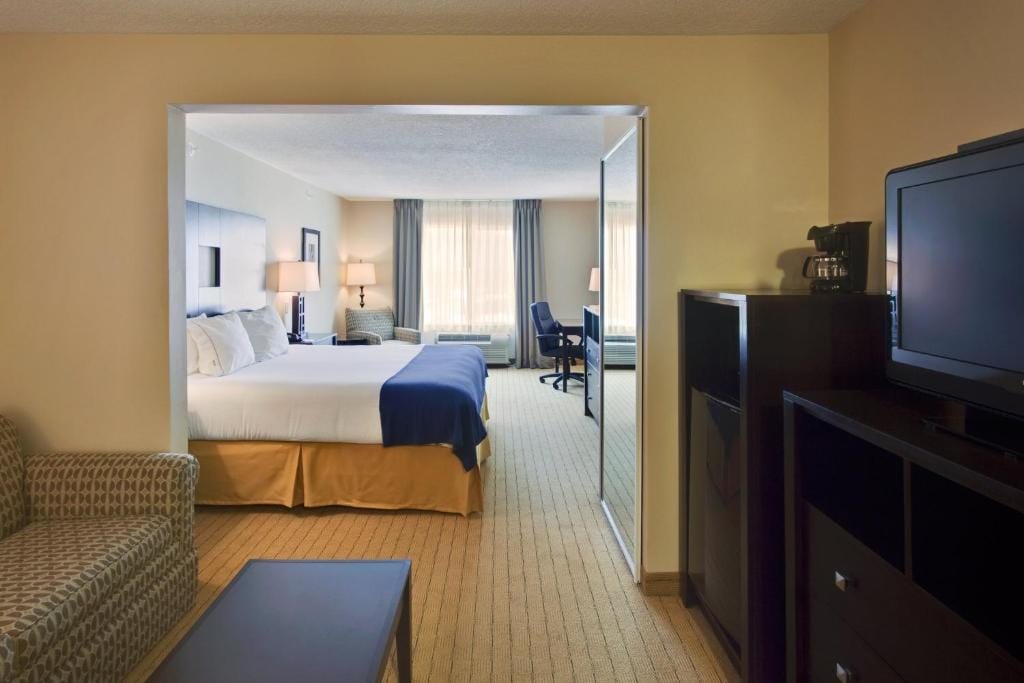 Holiday Inn Express Hotel & Suites Albuquerque Airport by IHG — 2