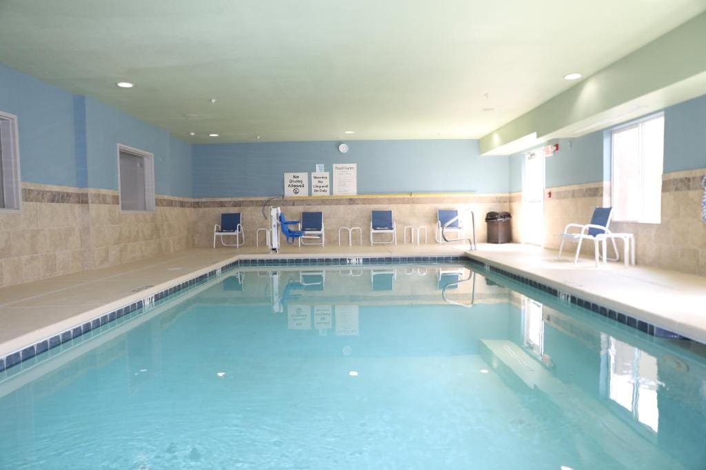 Holiday Inn Express Hotel & Suites Albuquerque Airport by IHG — 3