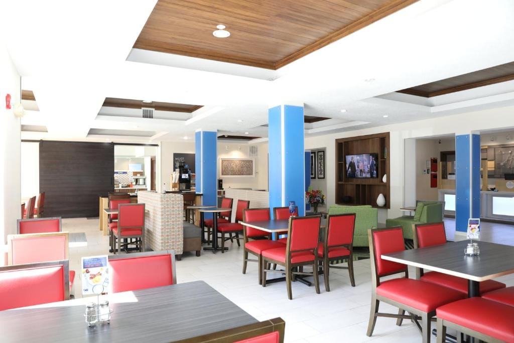 Holiday Inn Express Hotel & Suites Albuquerque Airport by IHG — 4