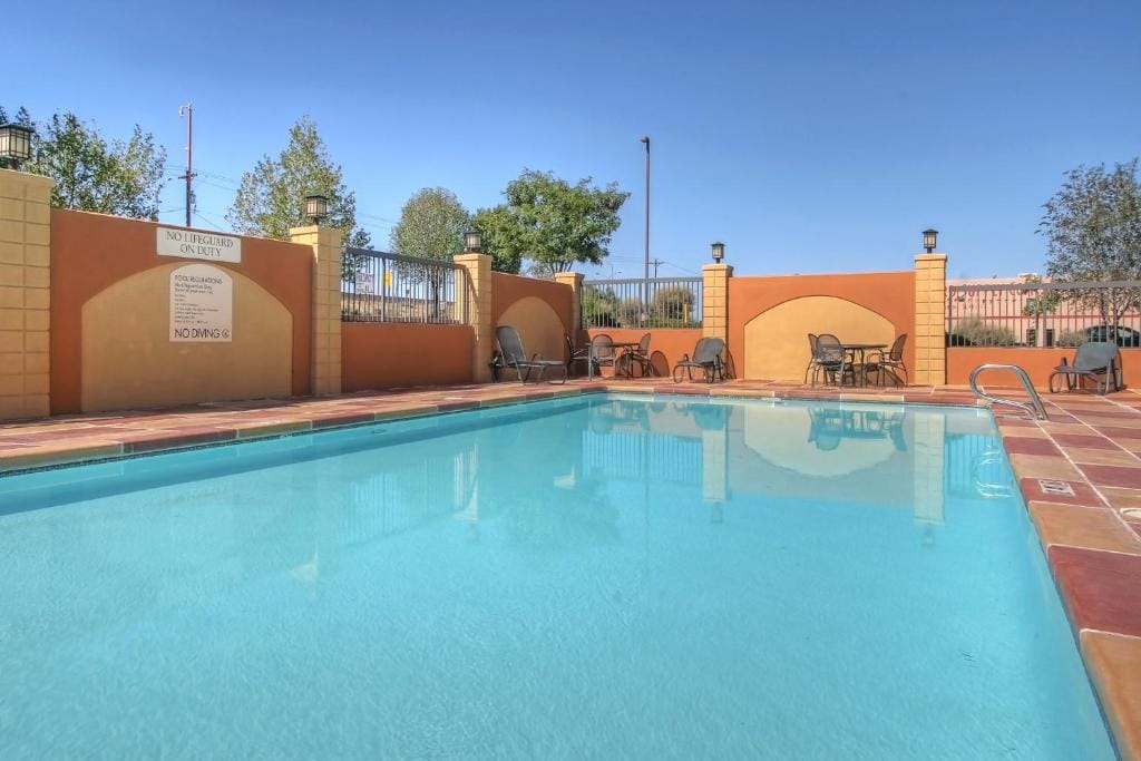 Holiday Inn Express Hotel & Suites Albuquerque Midtown by IHG — 3