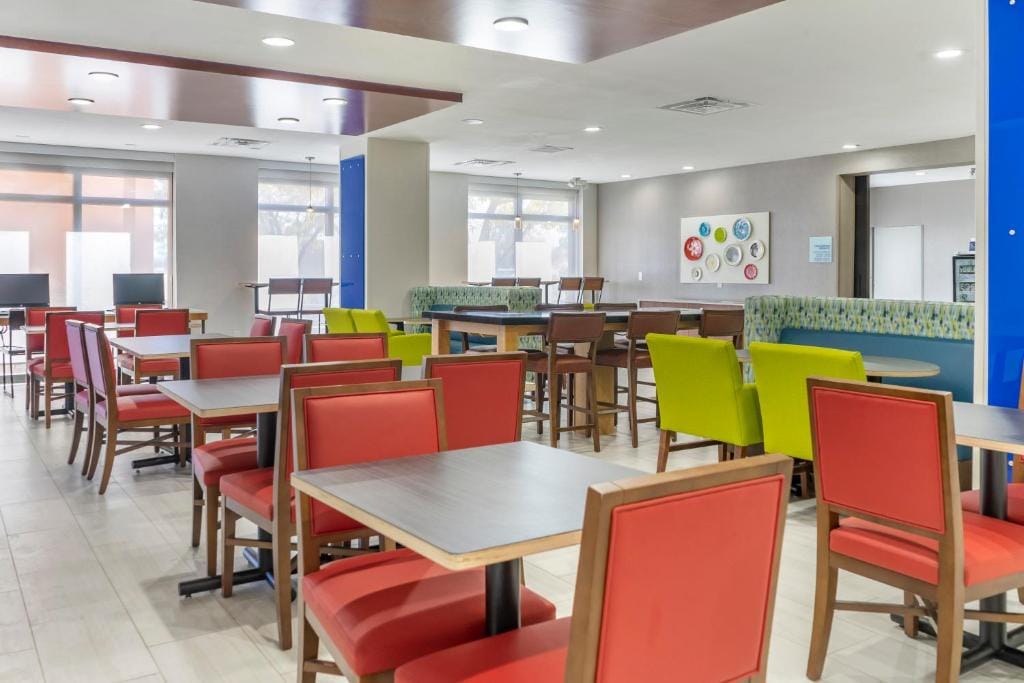 Holiday Inn Express Hotel & Suites Albuquerque Midtown by IHG — 4