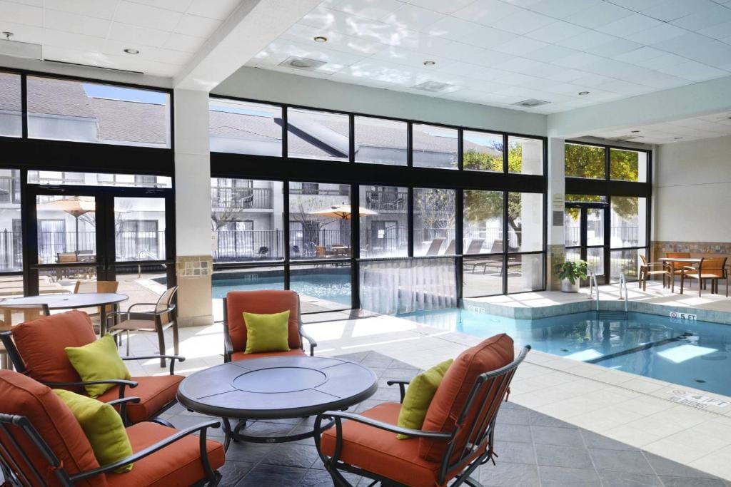 Courtyard by Marriott Dallas Arlington Entertainment District
