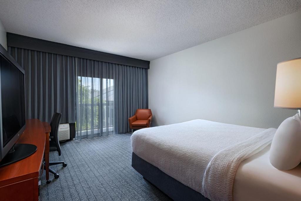 Courtyard by Marriott Dallas Arlington Entertainment District — 2