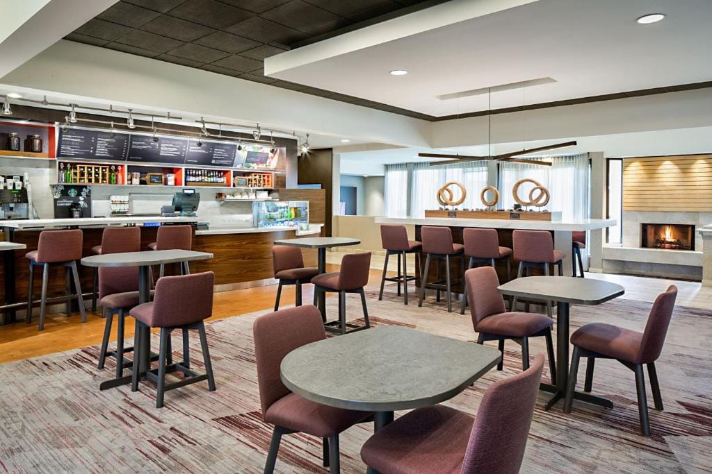 Courtyard by Marriott Dallas Arlington Entertainment District — 4
