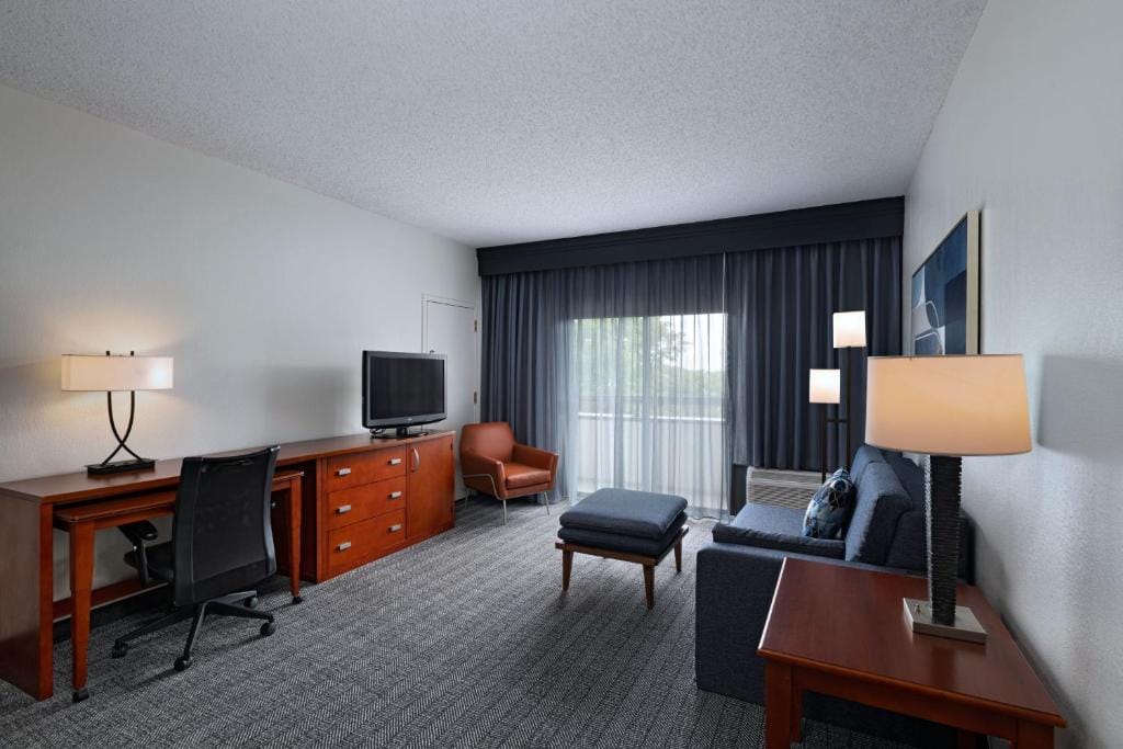 Courtyard by Marriott Dallas Arlington Entertainment District — 5
