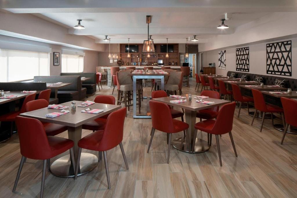 Four Points by Sheraton Dallas Arlington Entertainment District — 5