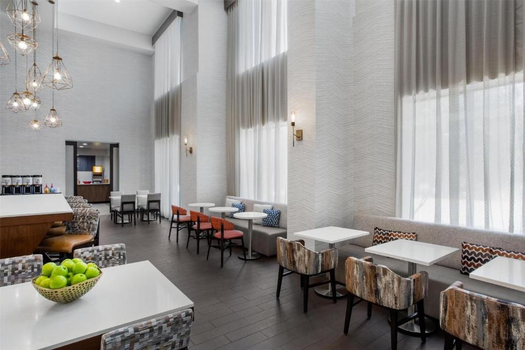 Hampton Inn & Suites Dallas-Arlington North-Entertainment District — 5