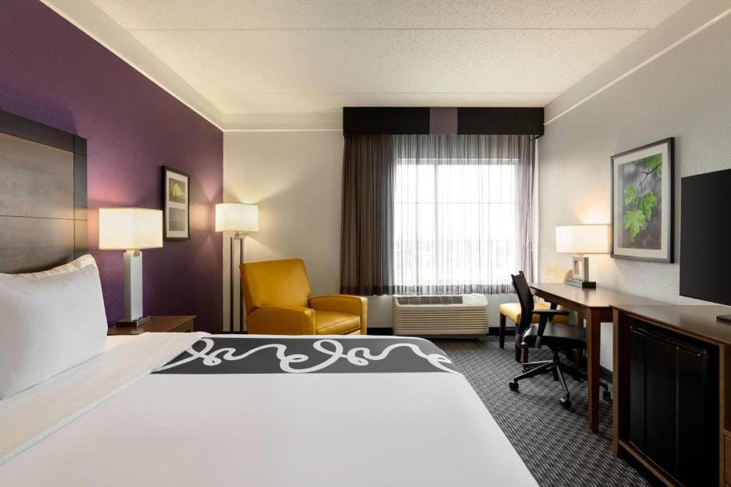 La Quinta by Wyndham Arlington North 6 Flags Dr — 3