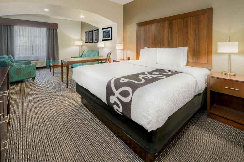 La Quinta Inn & Suites by Wyndham Fort Worth Arlington West — 2