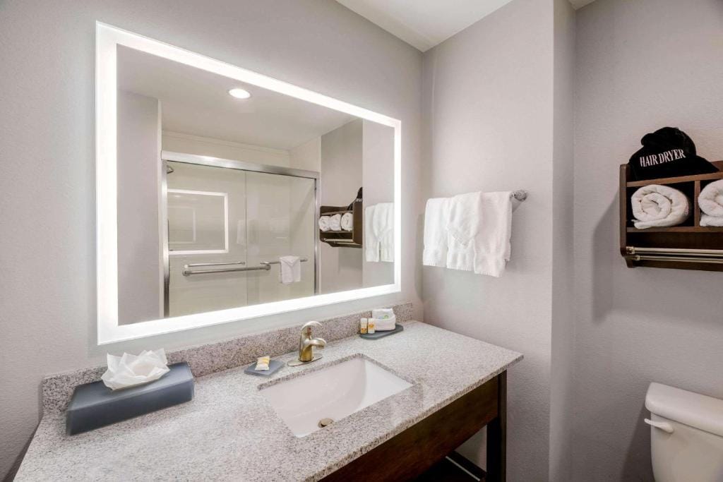 La Quinta Inn & Suites by Wyndham Fort Worth Arlington West — 3