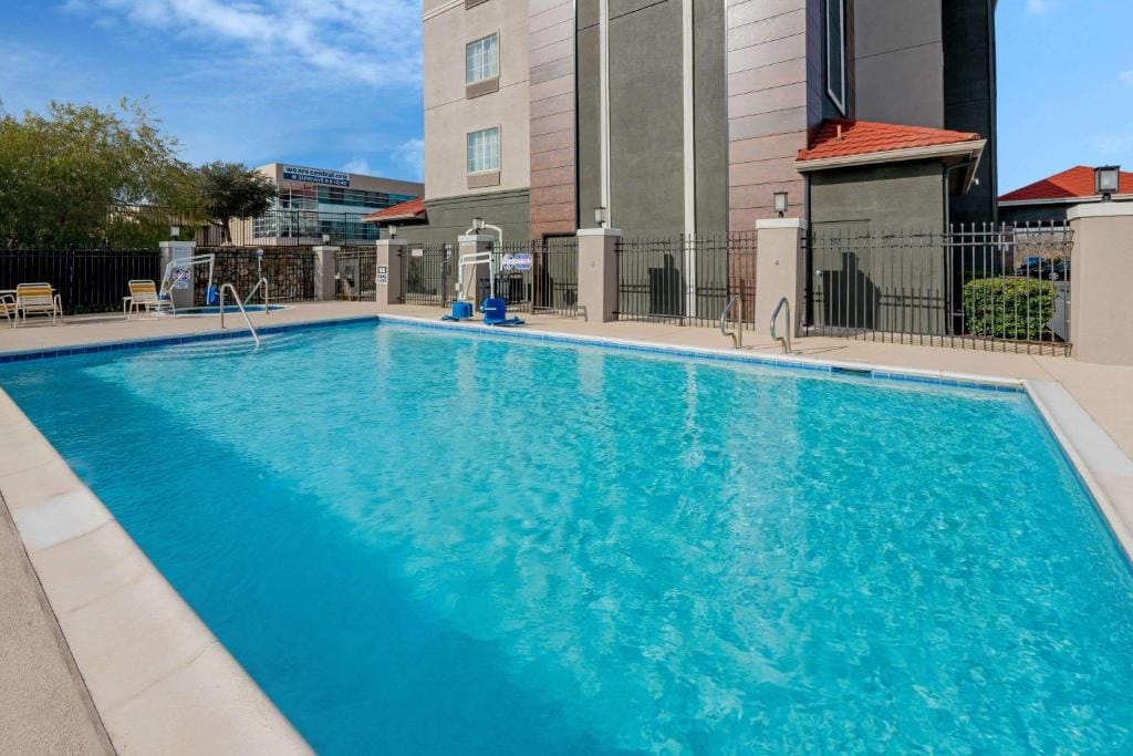 La Quinta Inn & Suites by Wyndham Fort Worth Arlington West — 4