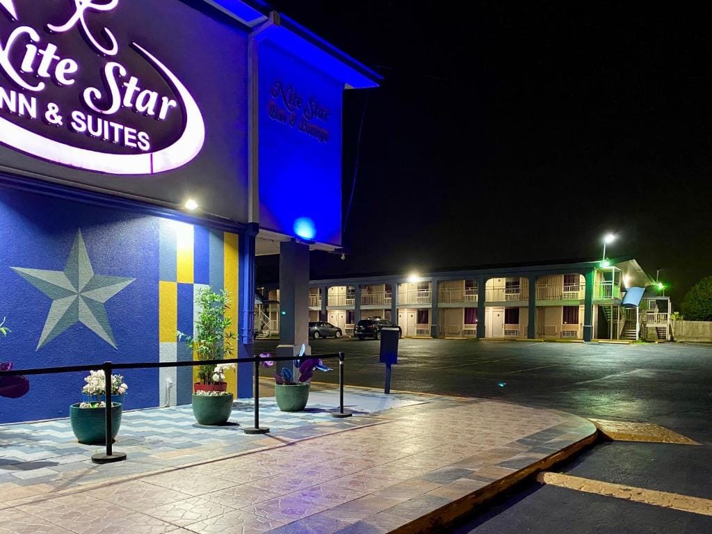 R Nite Star Hotel At Arlington Entertainment District — 5