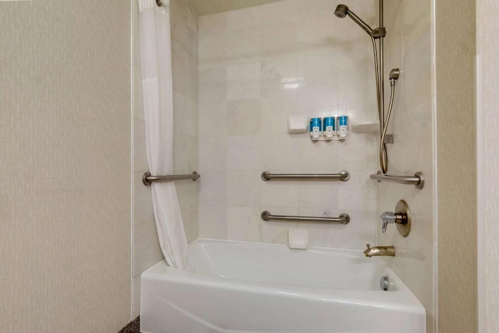 Drury Inn & Suites Charlotte Northlake — 3