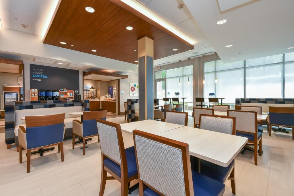 Holiday Inn Express & Suites Charlotte - Ballantyne by IHG — 4