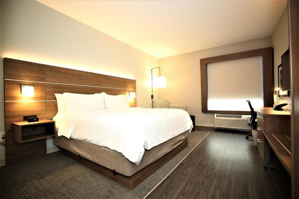 Holiday Inn Express & Suites - Charlotte - South End by IHG — 3