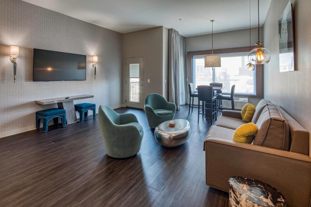 Holiday Inn Express & Suites - Charlotte - South End by IHG — 4