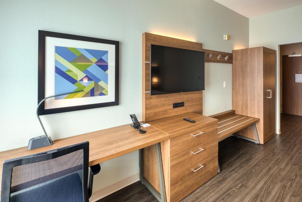 Holiday Inn Express & Suites - Charlotte - South End by IHG — 5