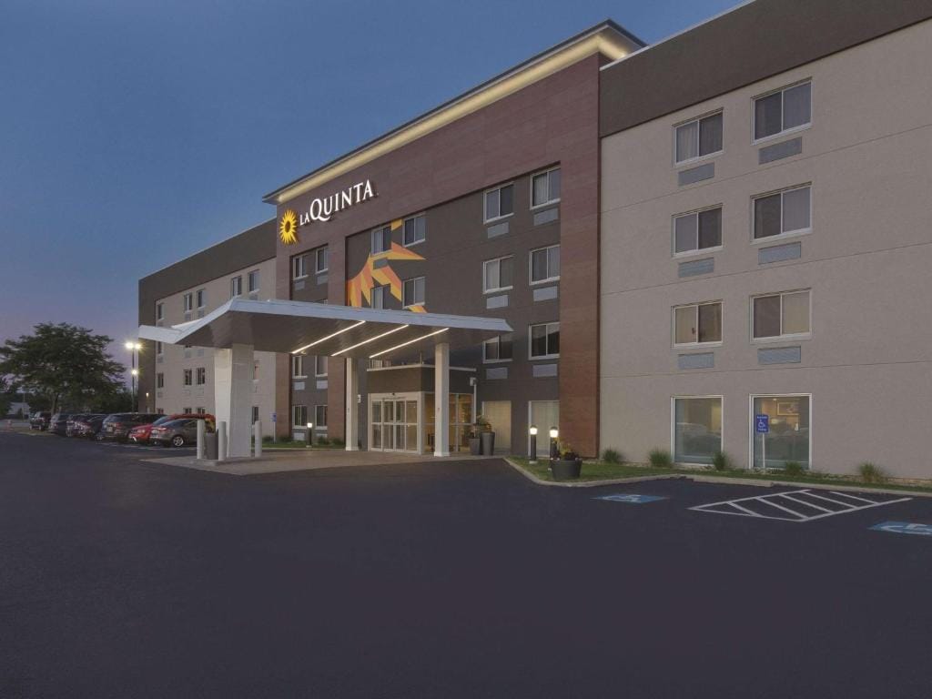 La Quinta Inn & Suites by Wyndham Cleveland - Airport North — 2