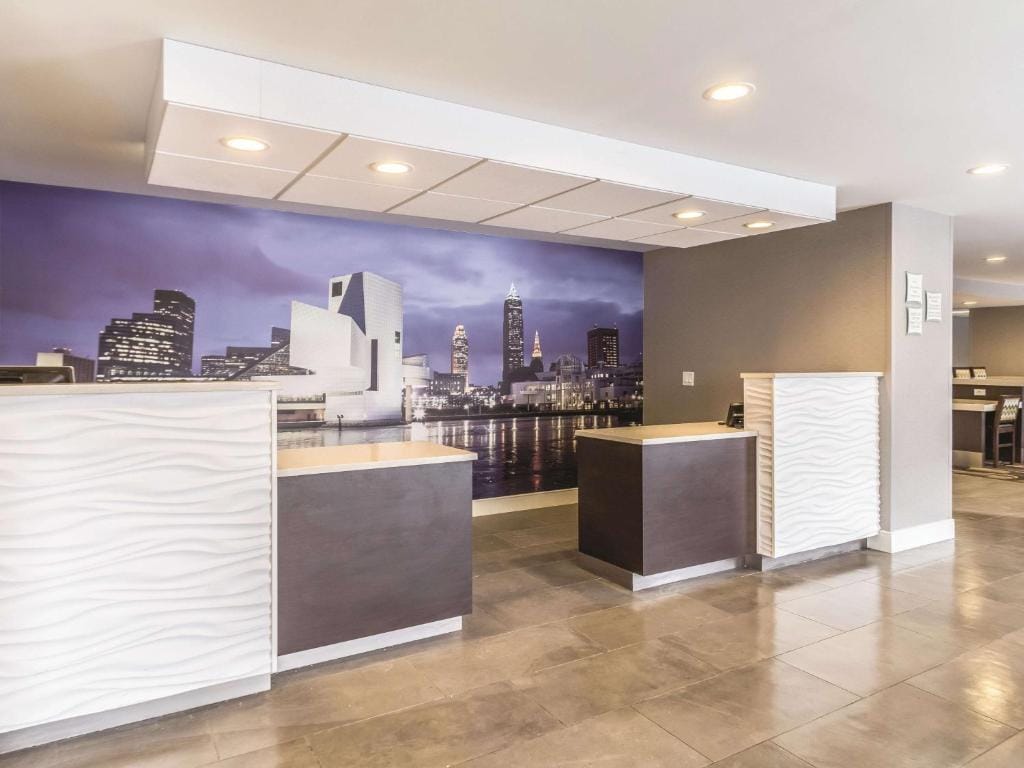 La Quinta Inn & Suites by Wyndham Cleveland - Airport North — 3