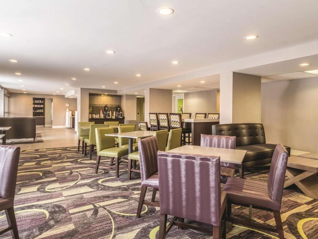 La Quinta Inn & Suites by Wyndham Cleveland - Airport North — 4