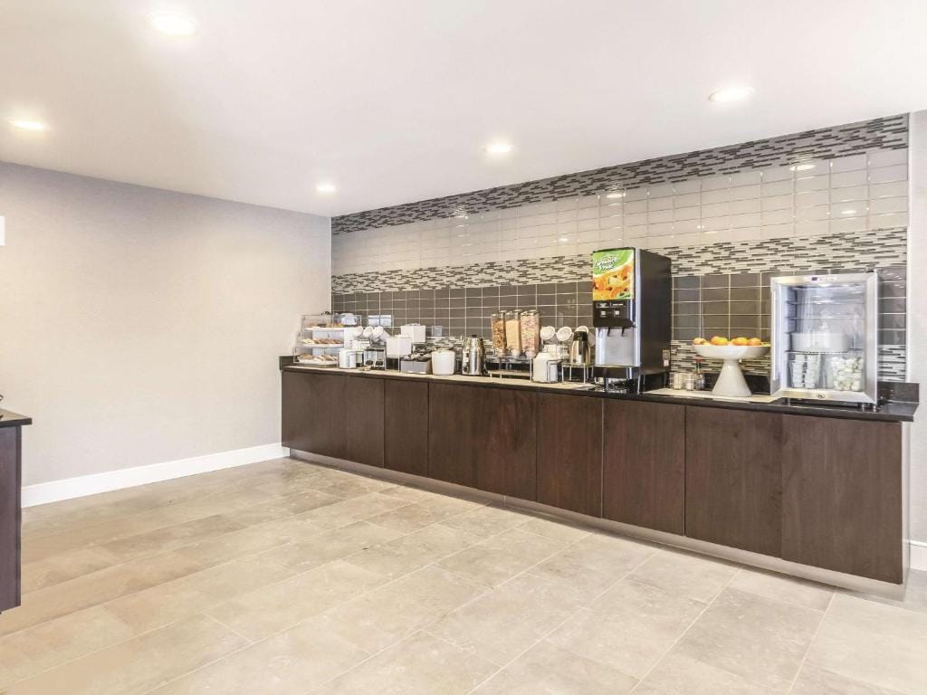 La Quinta Inn & Suites by Wyndham Cleveland - Airport North — 5