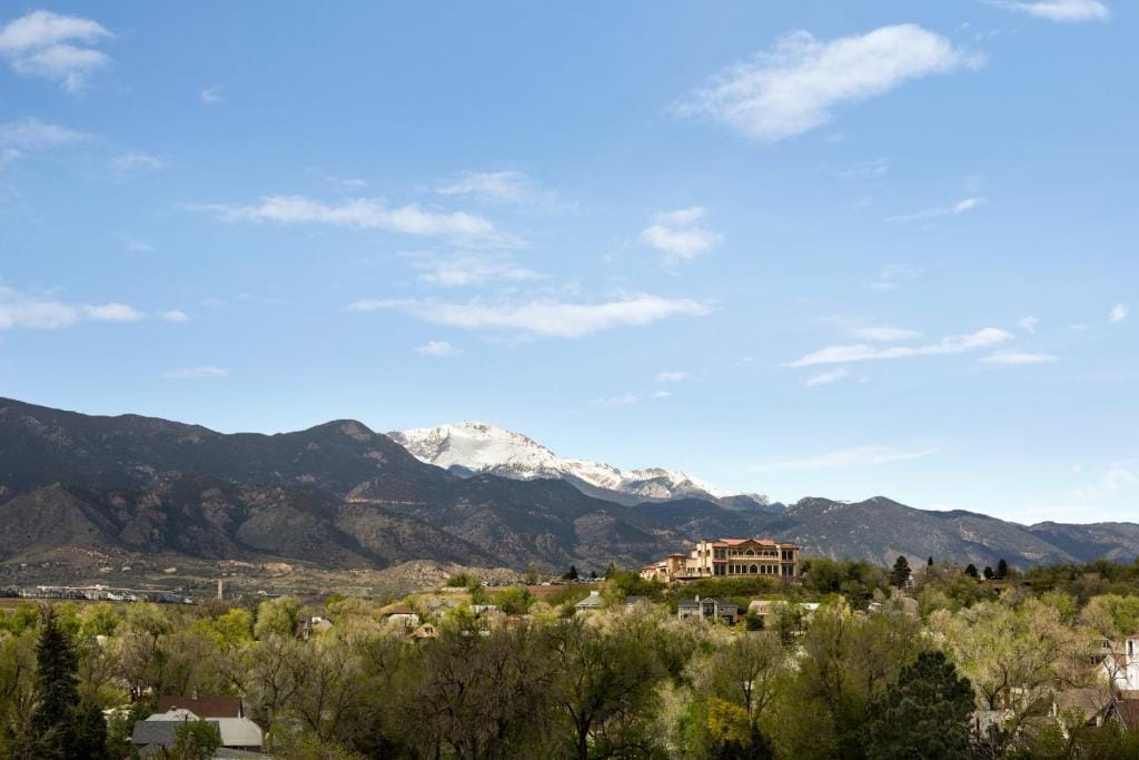 Holiday Inn Express & Suites Colorado Springs Central by IHG — 3