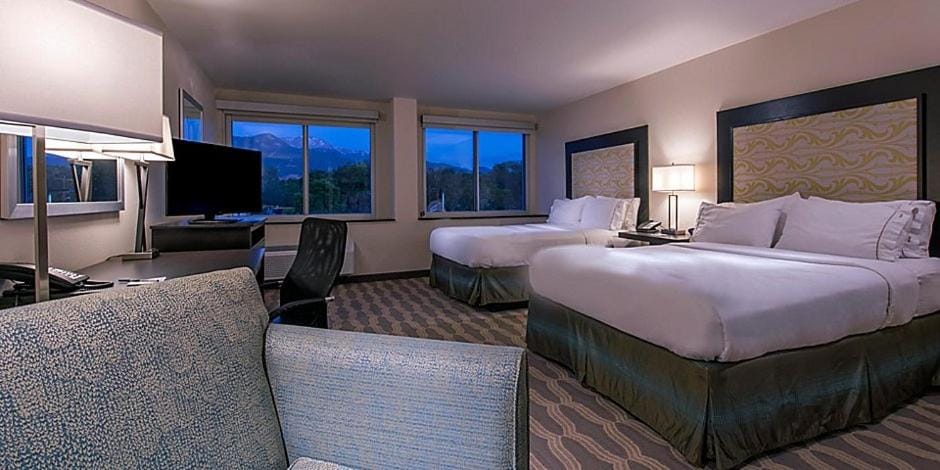 Holiday Inn Express & Suites Colorado Springs Central by IHG — 4
