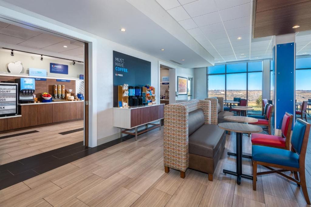 Holiday Inn Express & Suites - Colorado Springs South I-25 by IHG — 4