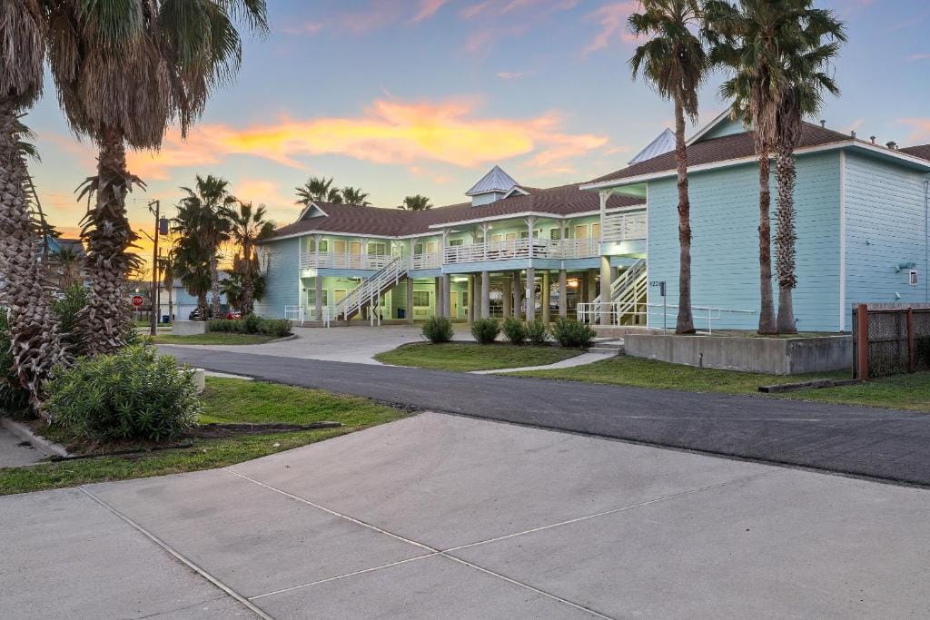 Bluff's Landing Lodge — 5