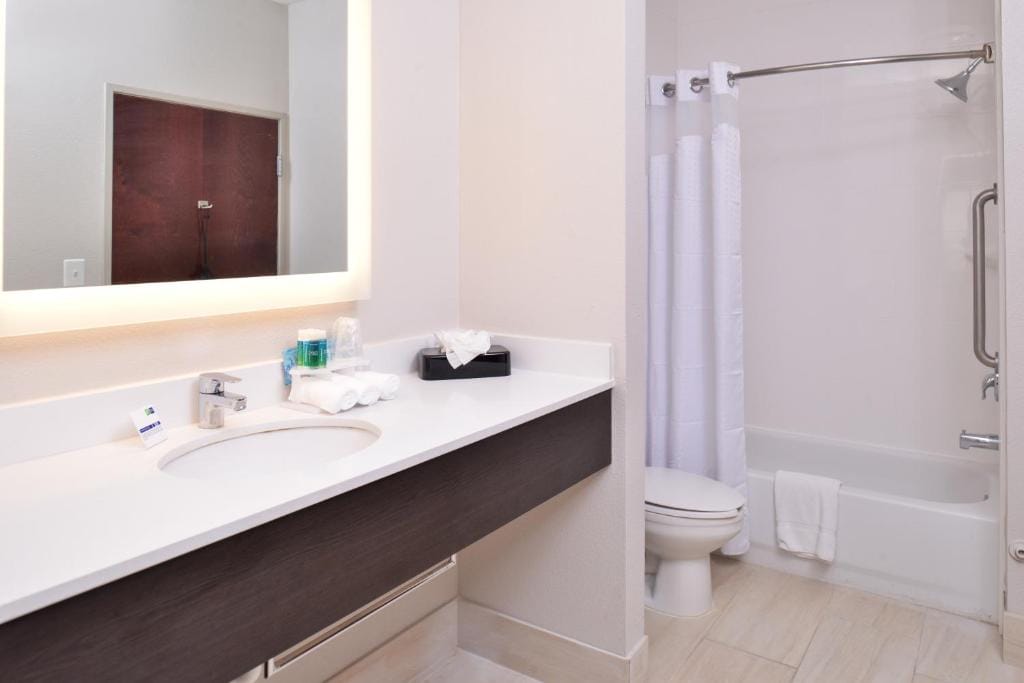 Holiday Inn Express & Suites Corpus Christi-N Padre Island by IHG — 3