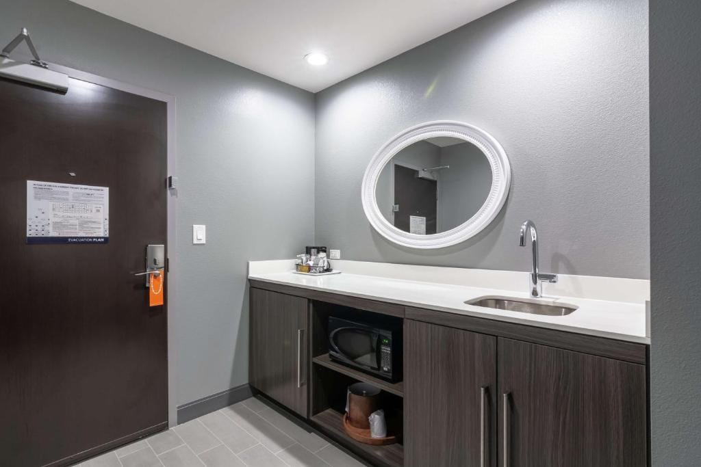 Hampton Inn & Suites Dallas East — 3
