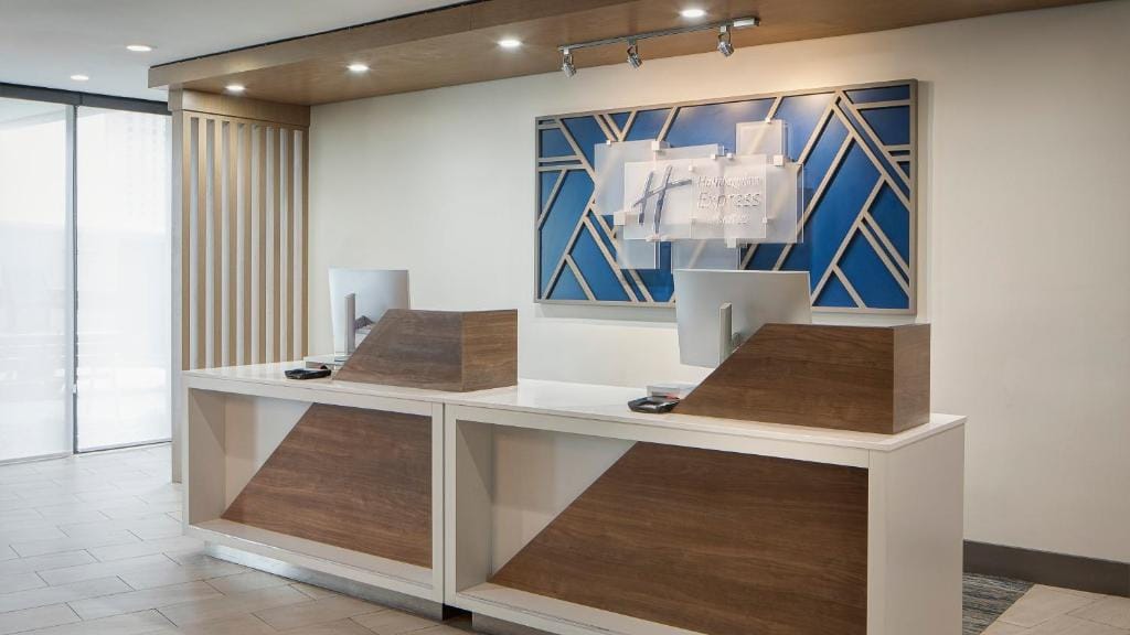 Holiday Inn Express Dallas Market Center by IHG — 1