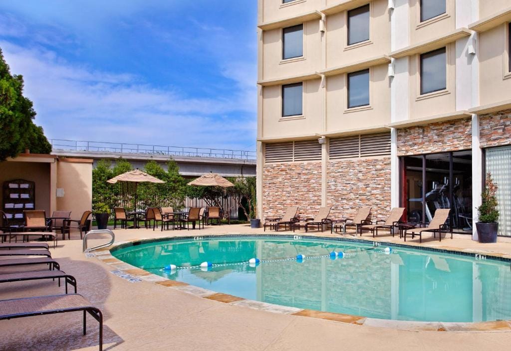 Holiday Inn Express Dallas Market Center by IHG — 3
