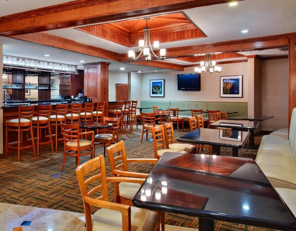 Holiday Inn Express Dallas Market Center by IHG — 4