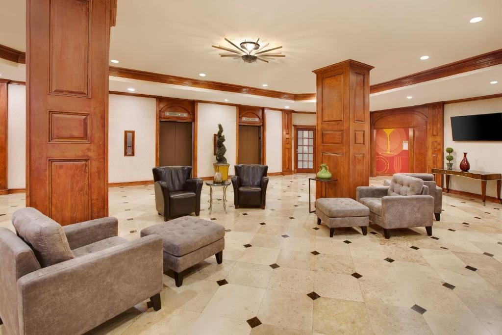 Holiday Inn Express Dallas Market Center by IHG — 5