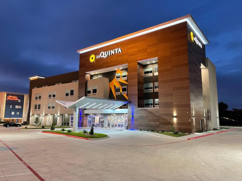 La Quinta Inn & Suites by Wyndham Dallas/Fairpark — 1
