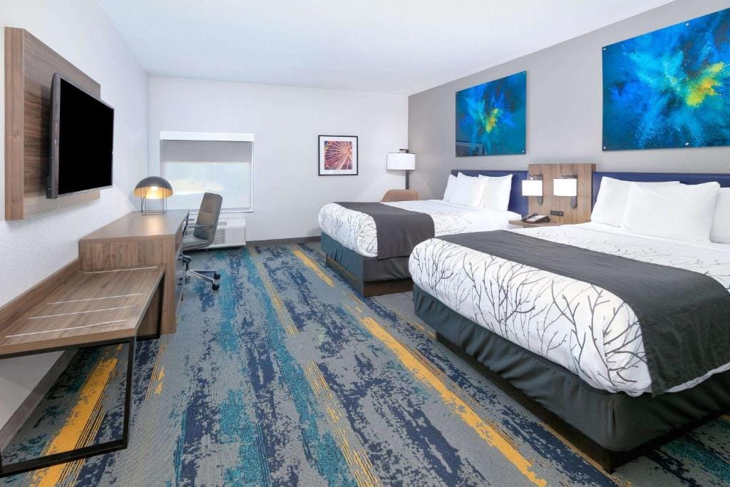 La Quinta Inn & Suites by Wyndham Dallas/Fairpark — 2