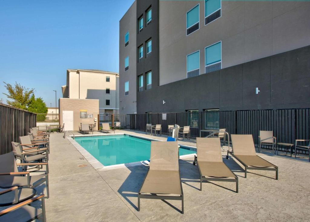 La Quinta Inn & Suites by Wyndham Dallas/Fairpark — 4
