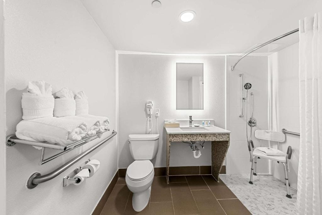 Comfort Inn & Suites Durham near Duke University — 3