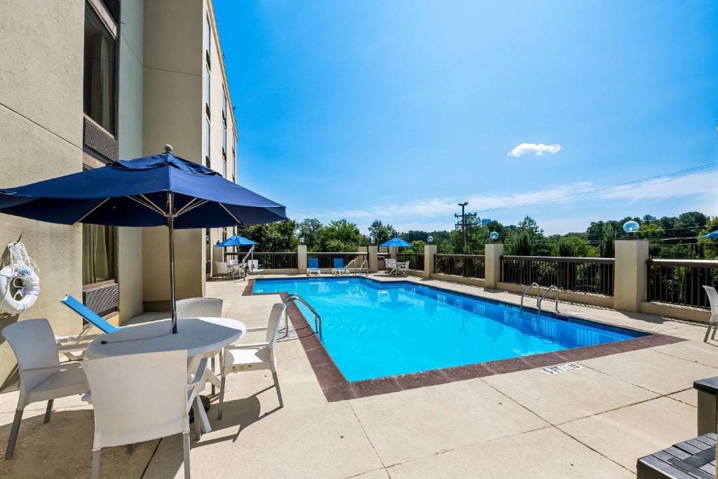 Comfort Inn & Suites Durham near Duke University — 4