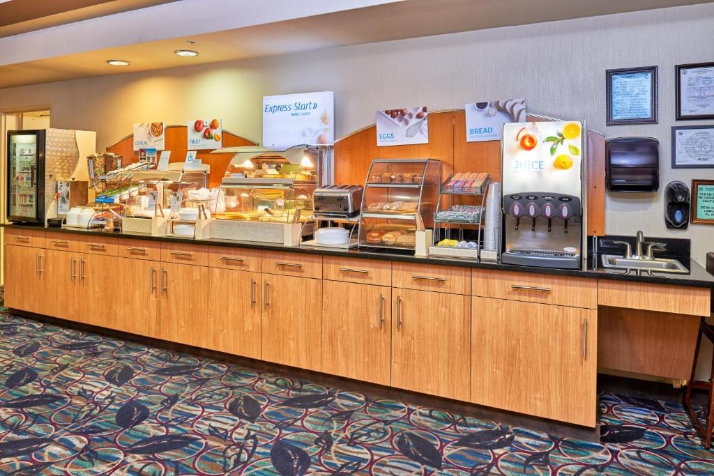 Holiday Inn Express & Suites El Paso Airport by IHG — 1