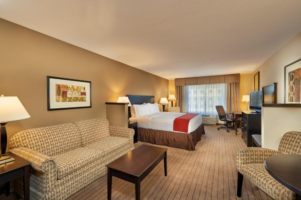 Holiday Inn Express & Suites El Paso Airport by IHG — 2