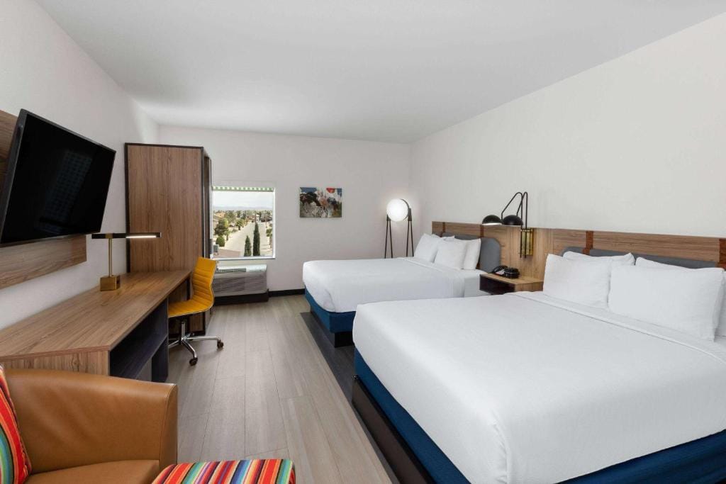 La Quinta Inn & Suites by Wyndham El Paso East Loop-375 — 2