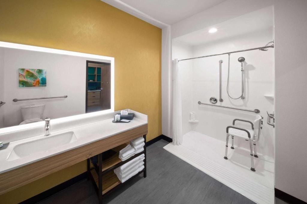 La Quinta Inn & Suites by Wyndham El Paso East Loop-375 — 3