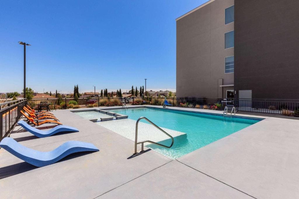 La Quinta Inn & Suites by Wyndham El Paso East Loop-375 — 4