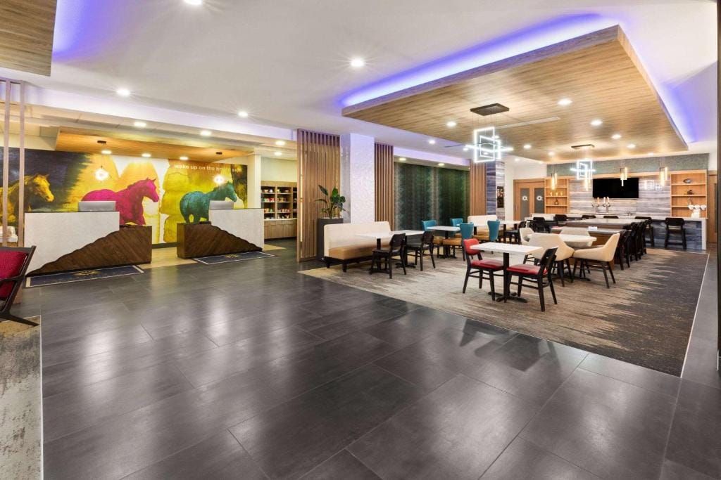 La Quinta Inn & Suites by Wyndham El Paso East Loop-375 — 5