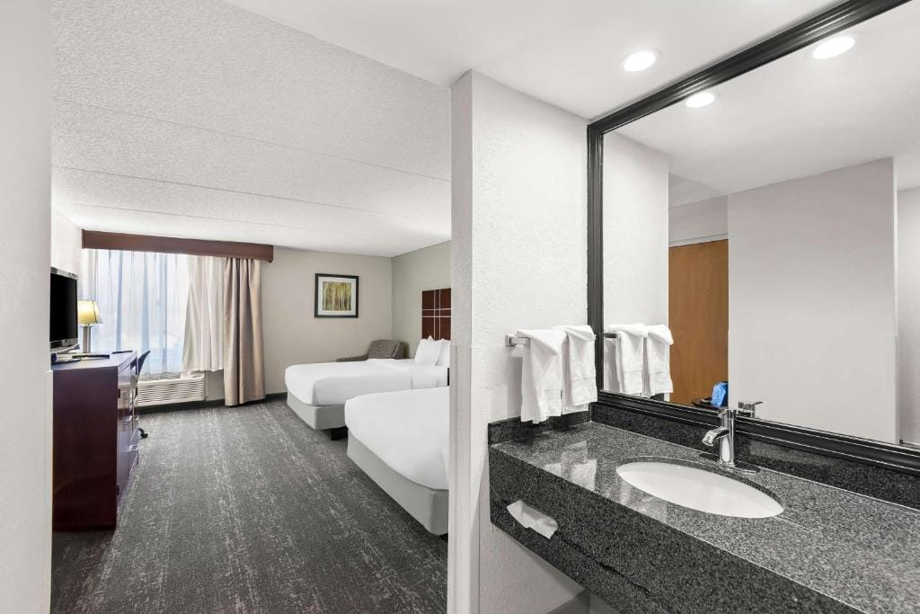 Best Western Luxbury Inn Fort Wayne — 3